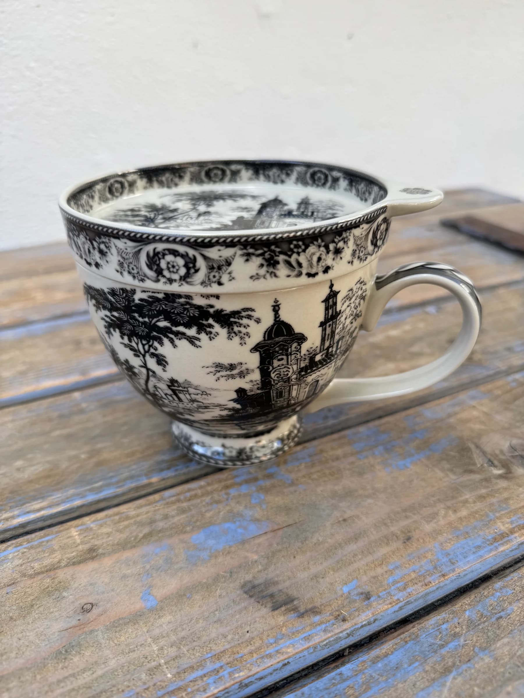 Tea cup and saucer black