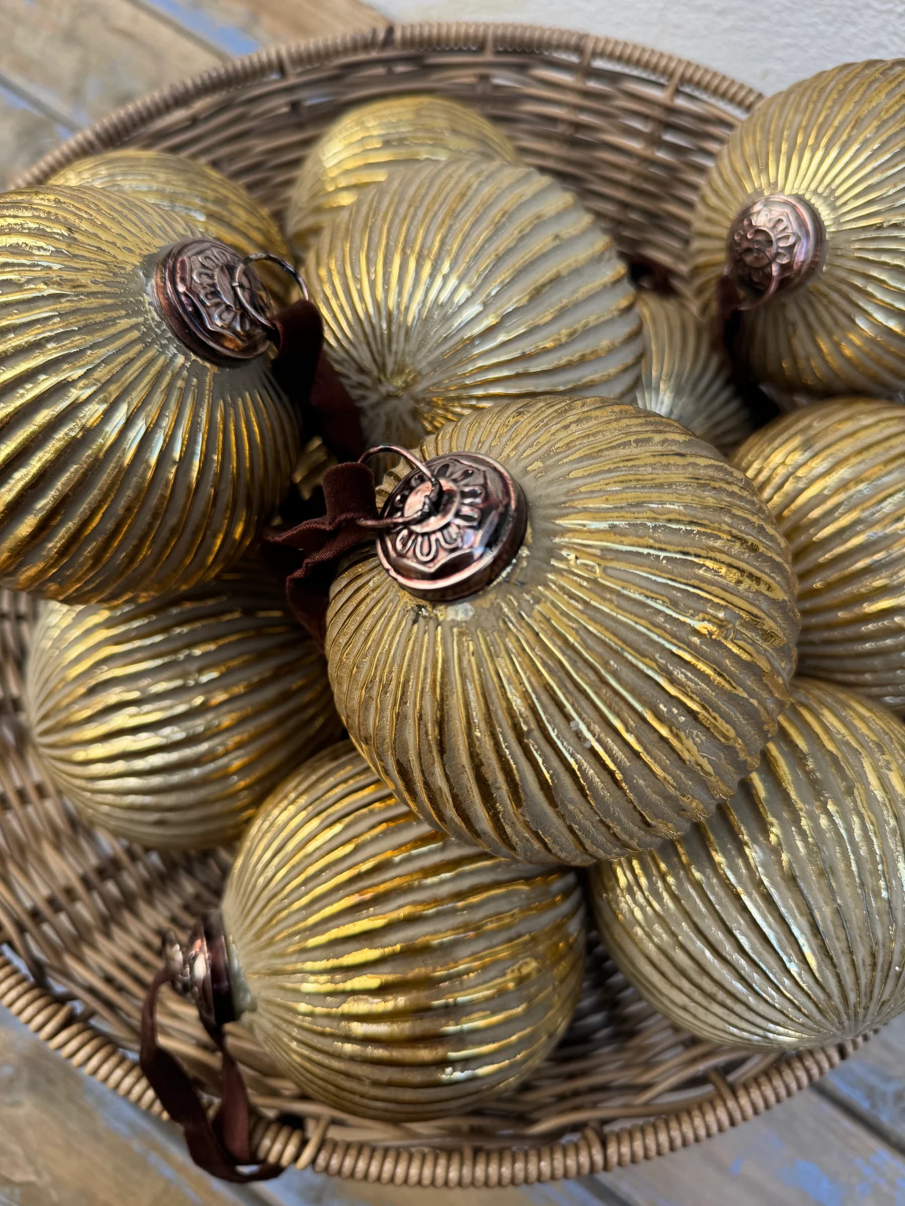 Glass ribbed bauble